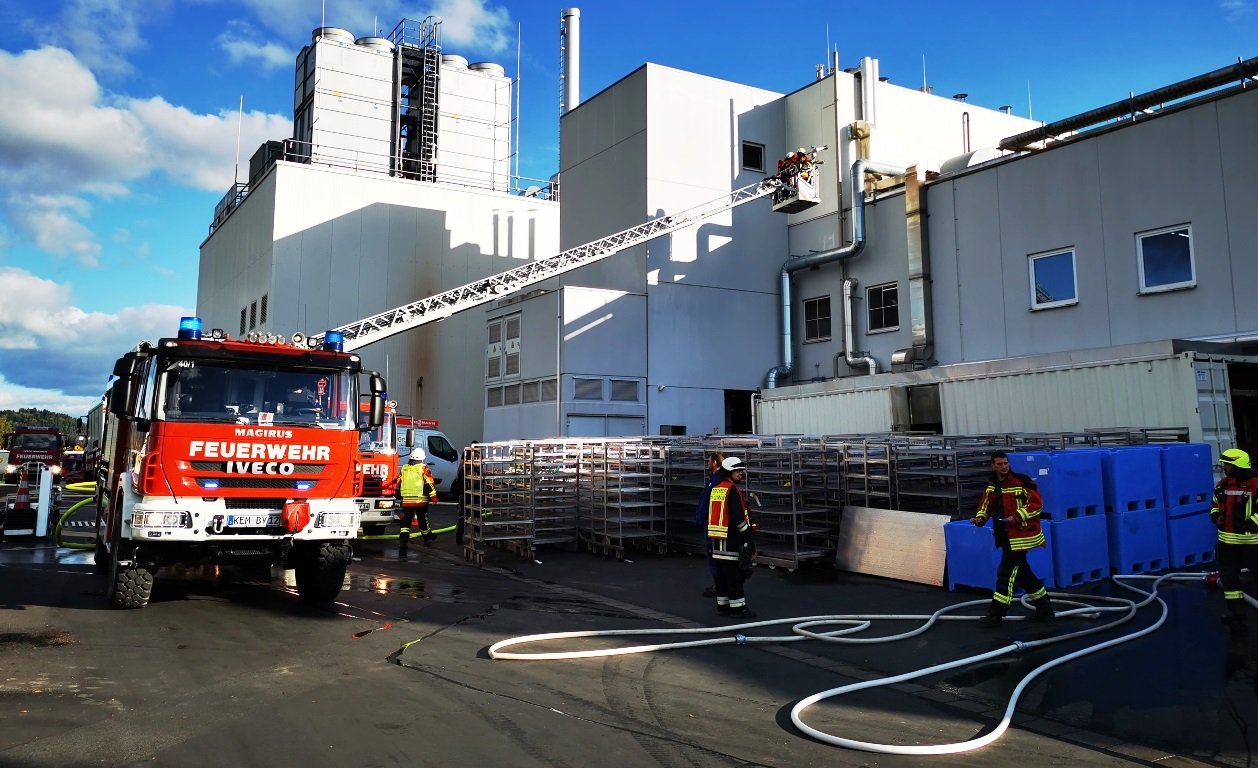 Feuer auf Firmengelände: Großeinsatz in Kemnath