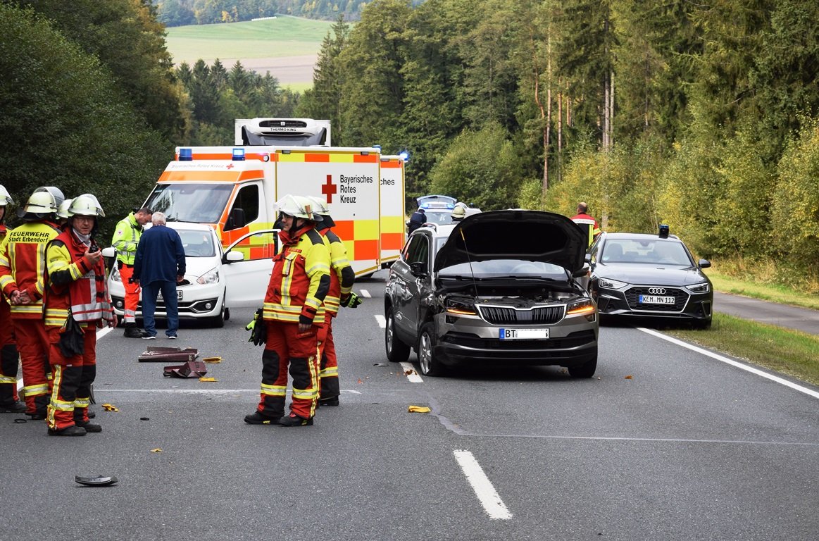 B22 gesperrt: Drei Verletzte nach Überholmanöver
