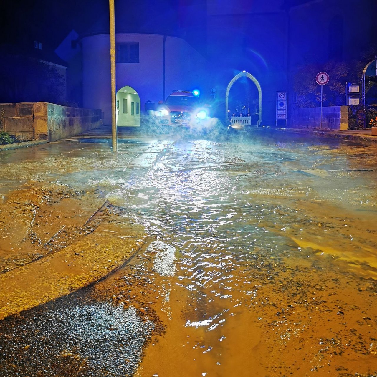 Cammerloher Platz nach Wasserrohrbruch überschwemmt