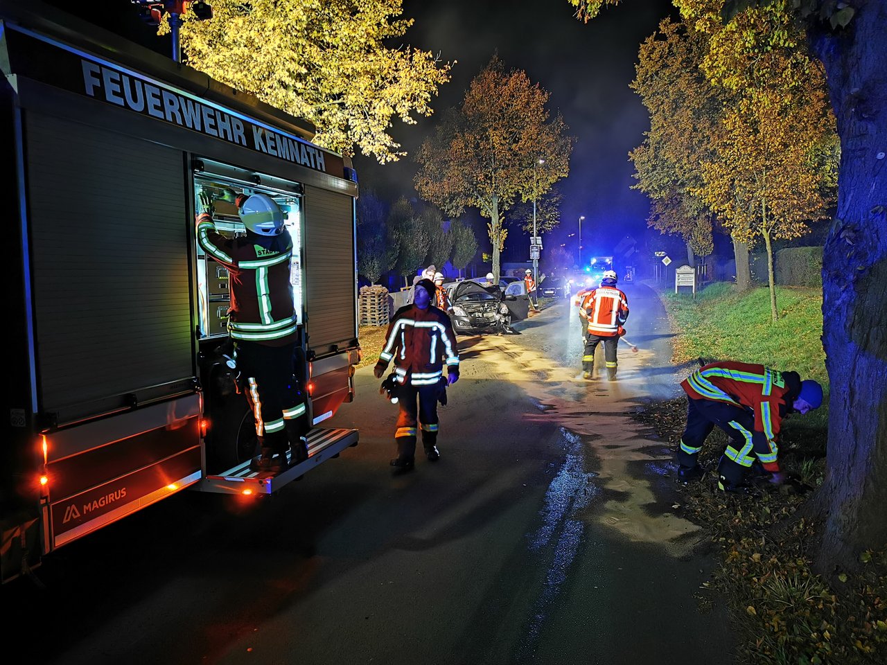 Auto prallt stadtauswärts gegen Baum