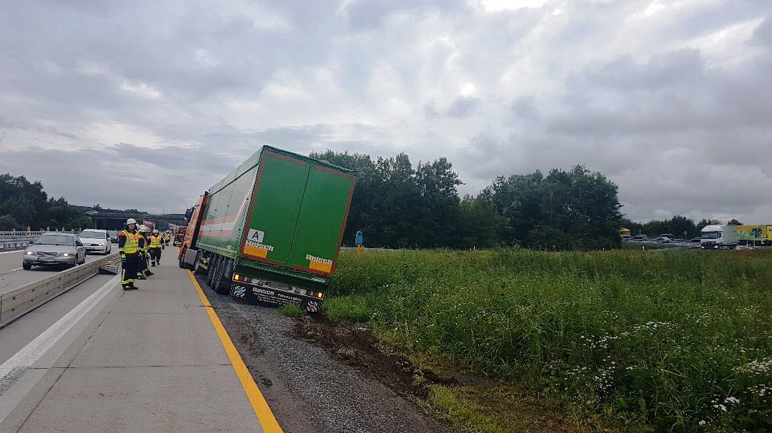 A93 blockiert: Lkw gerät auf Bankett