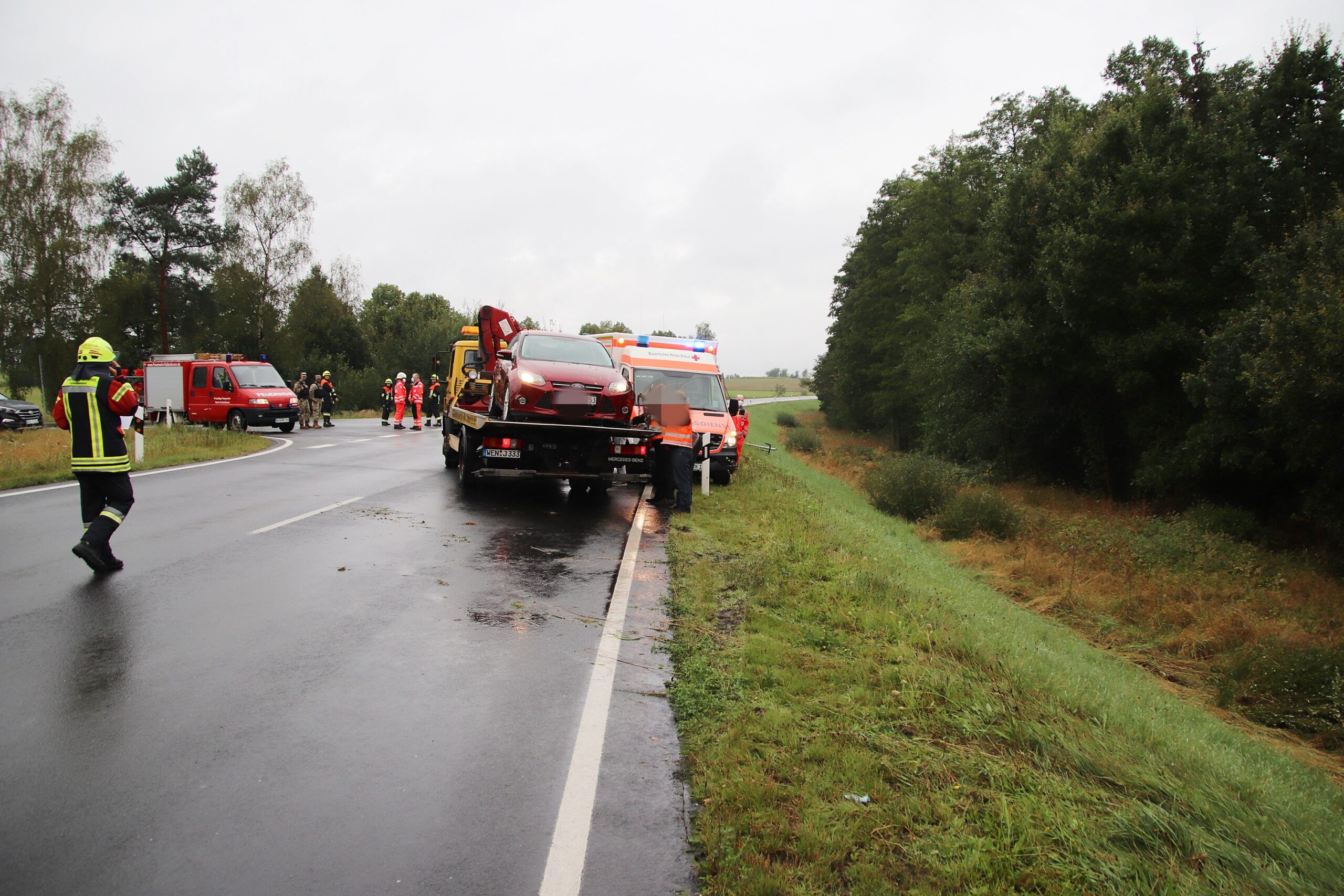 [Update] Unfall wegen Regen: Ausweichmanöver endet im Graben