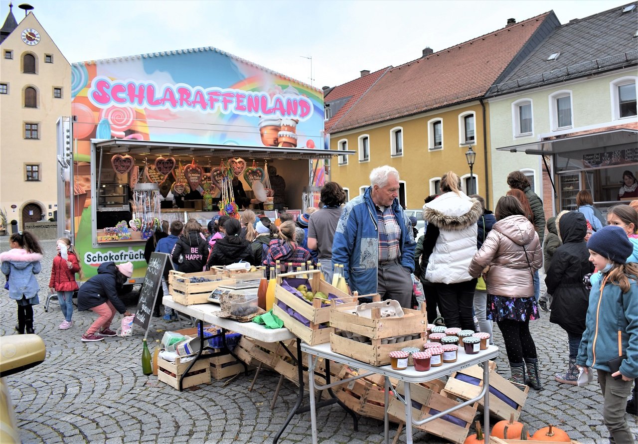 Stürmisches Herbstfest beim Wochenmarkt