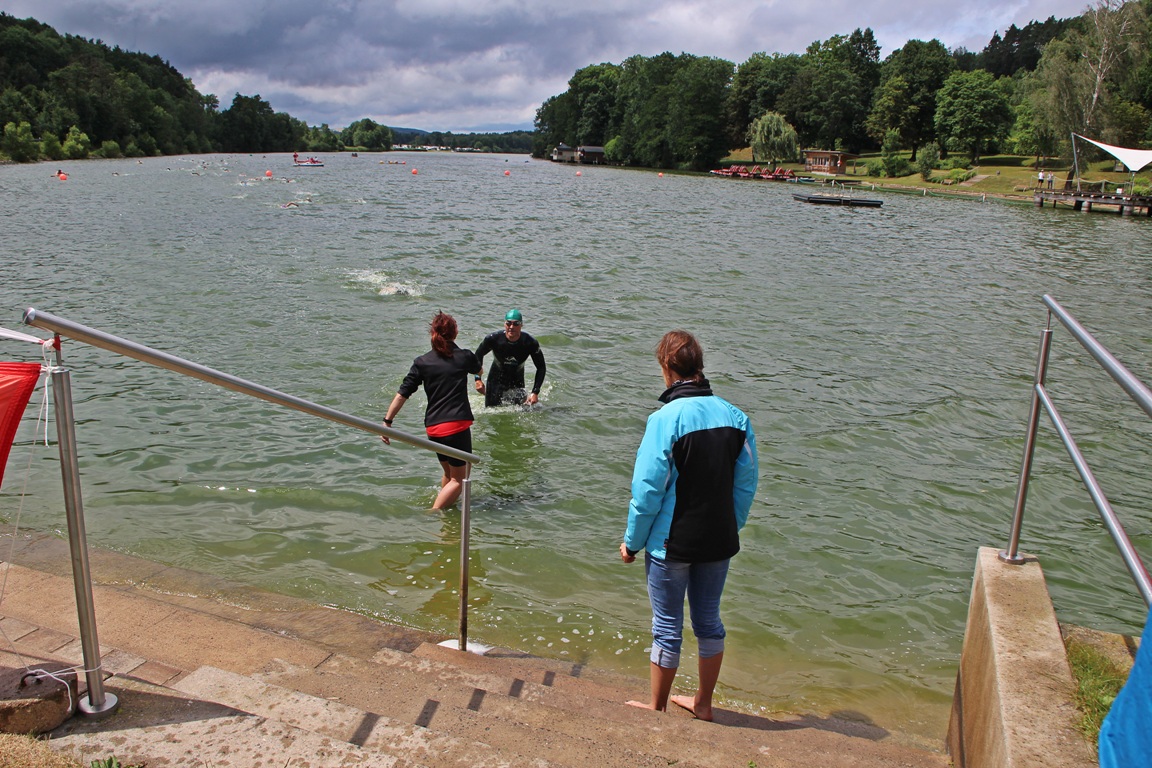 Flaches Wasser unterschätzt: Badegast schwer verletzt