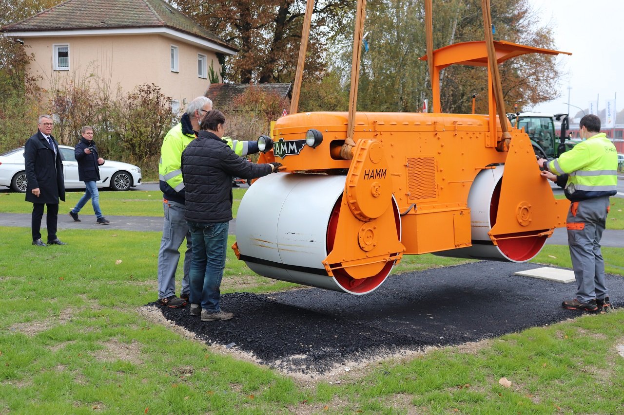 Alte Walze schmückt neuen Radlerparkplatz
