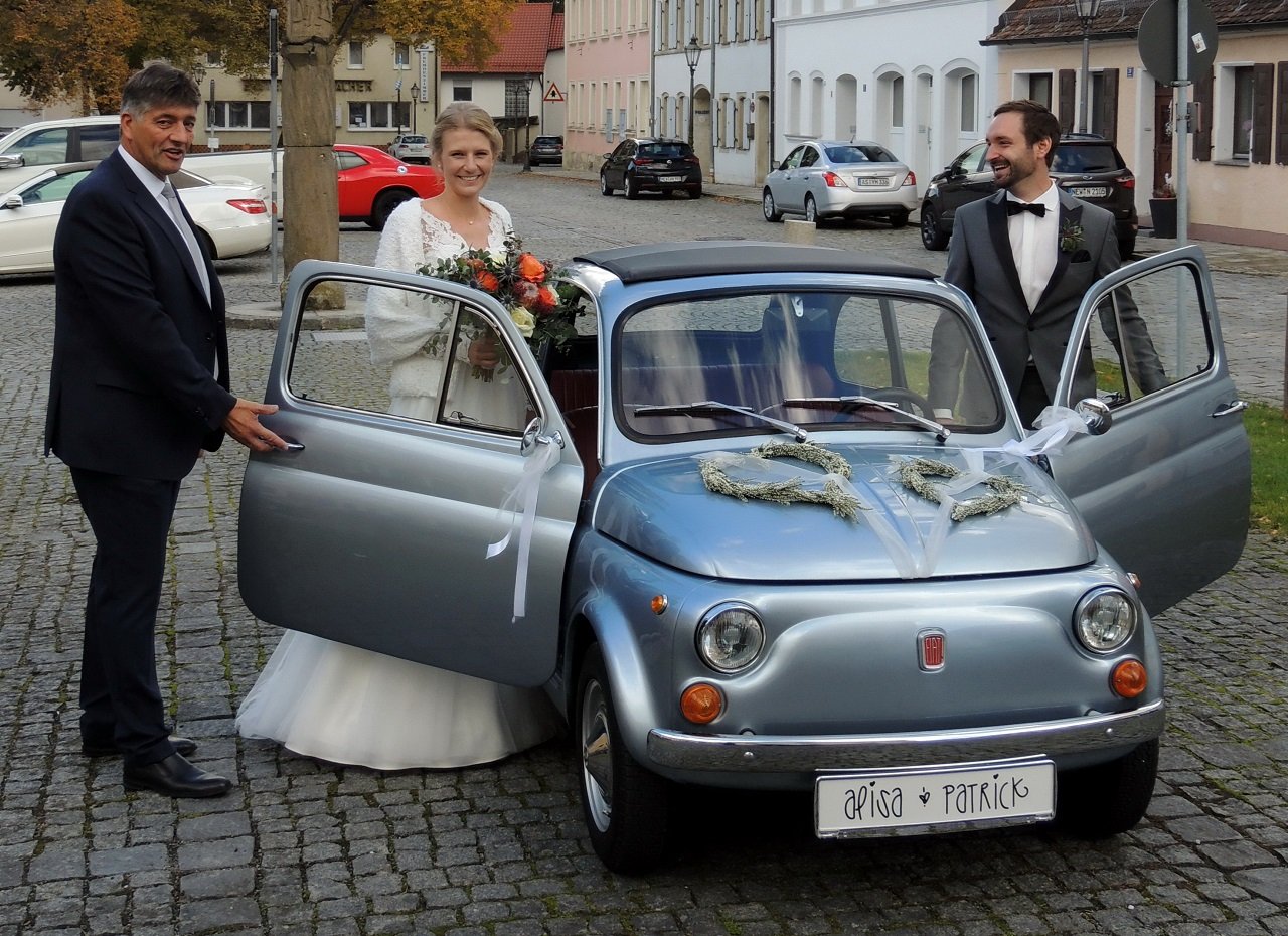 Mit dem Oldtimer ins Eheglück