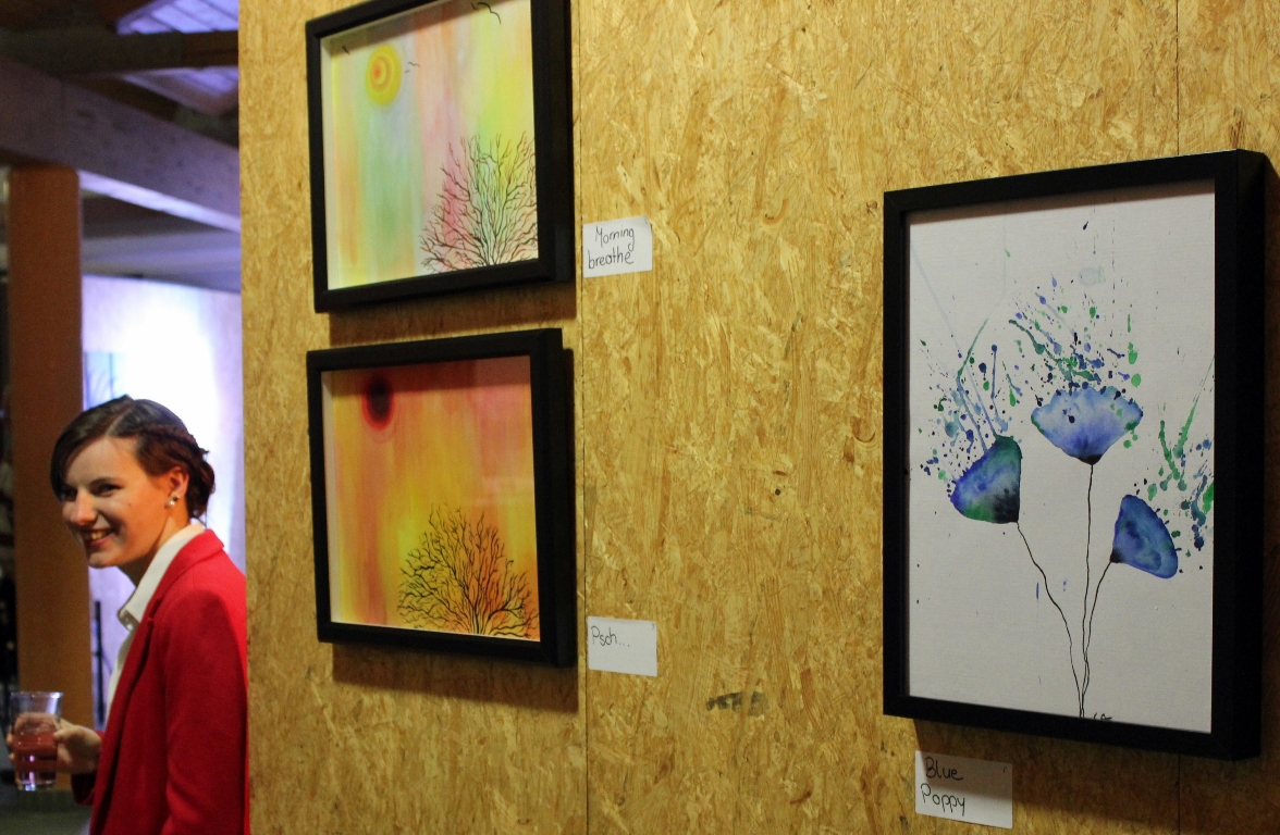 Jungkünstlerin beeindruckt mit erster eigener Vernissage