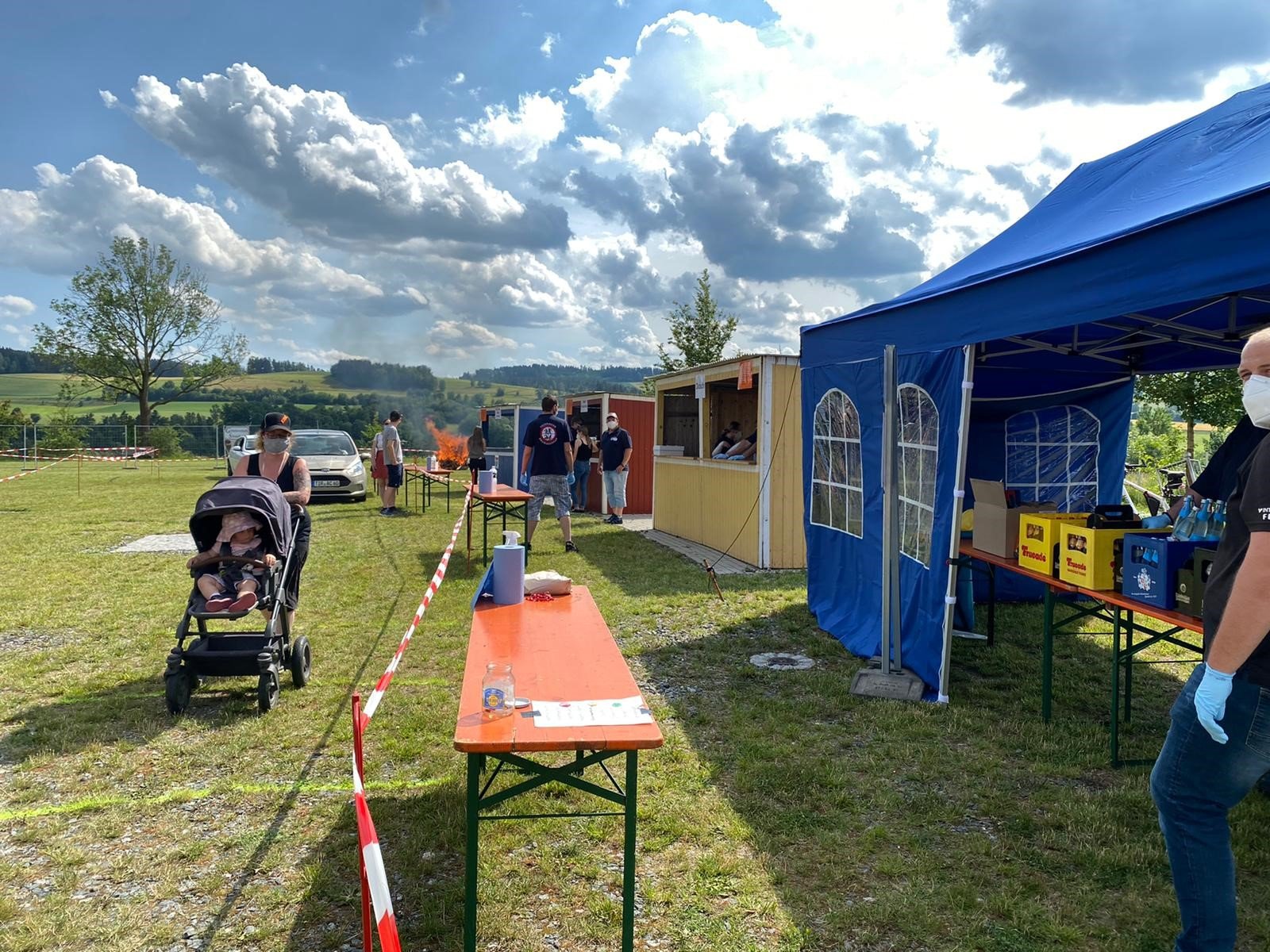 Feuerwehr wird kreativ: Drive-In Johannisfeuer voller Erfolg
