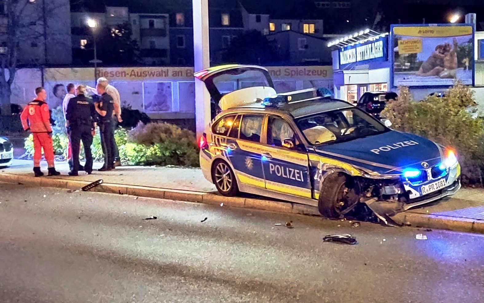 Unfall mit Polizeiauto: Riesen Schaden und zwei Verletzte
