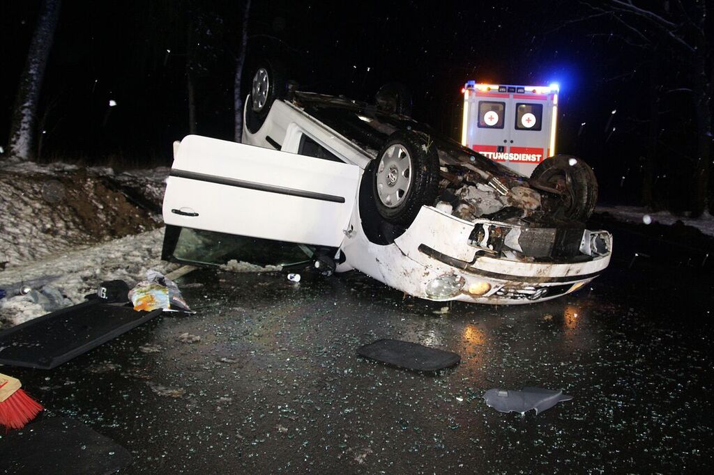 Polo überschlägt sich: Autofahrer verletzt