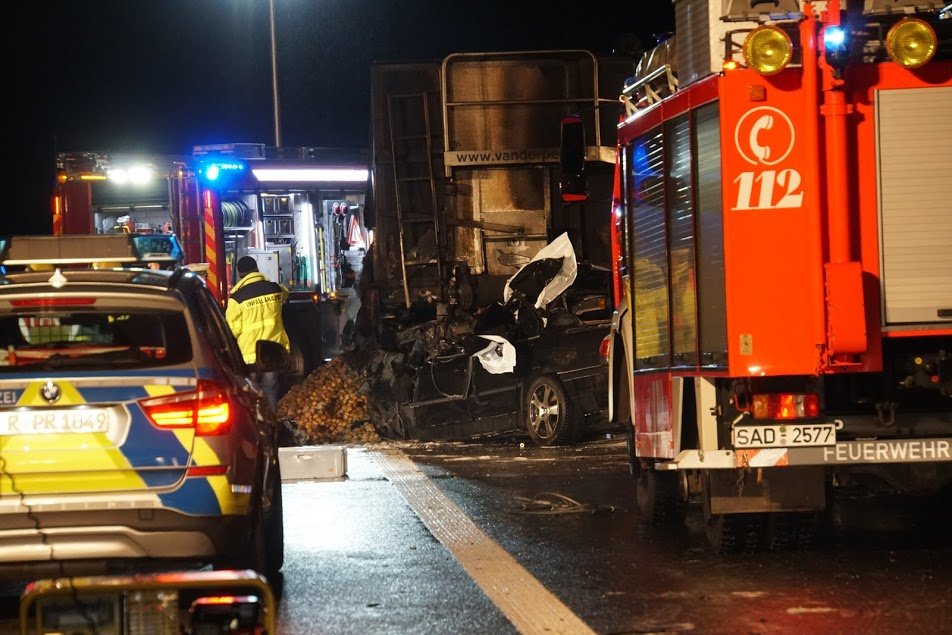 Tödlicher Unfall bei Nabburg: Auto prallt auf Lkw