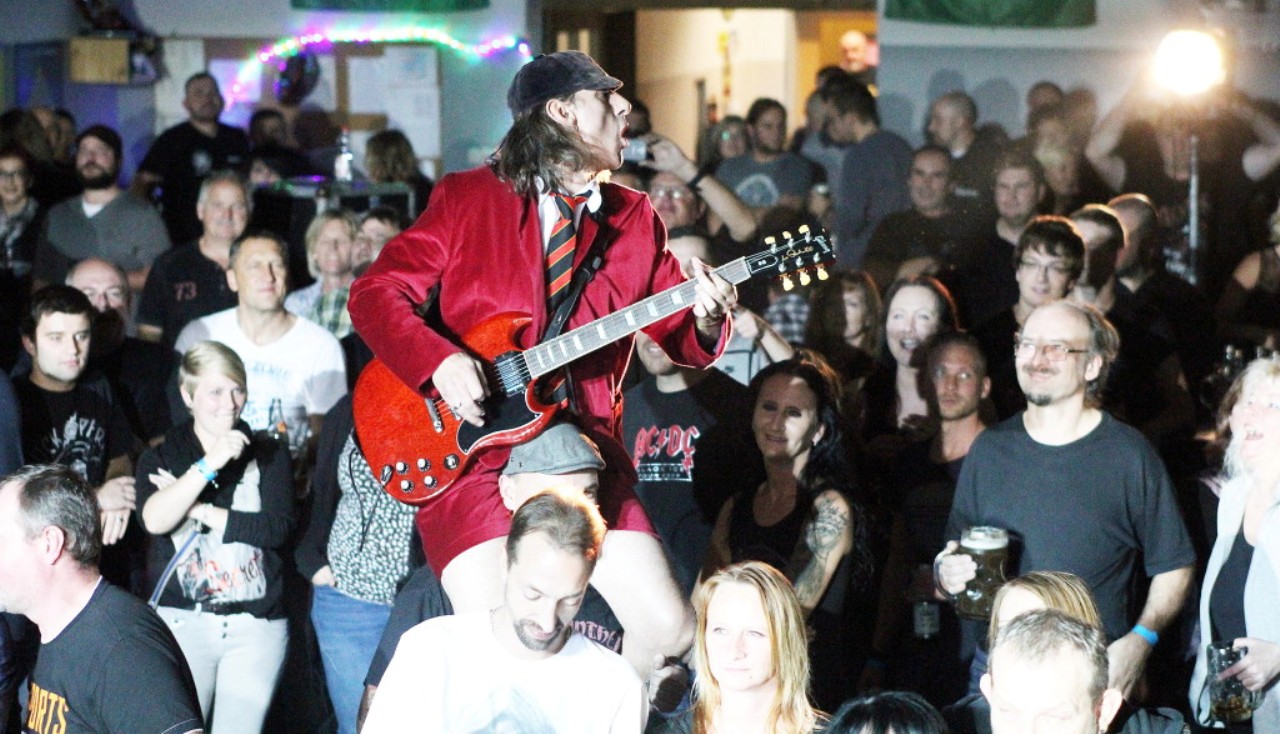 Bei „ROXXESS“ und „AC/DX.“ in Mantel: Gute Freunde sind nie allein