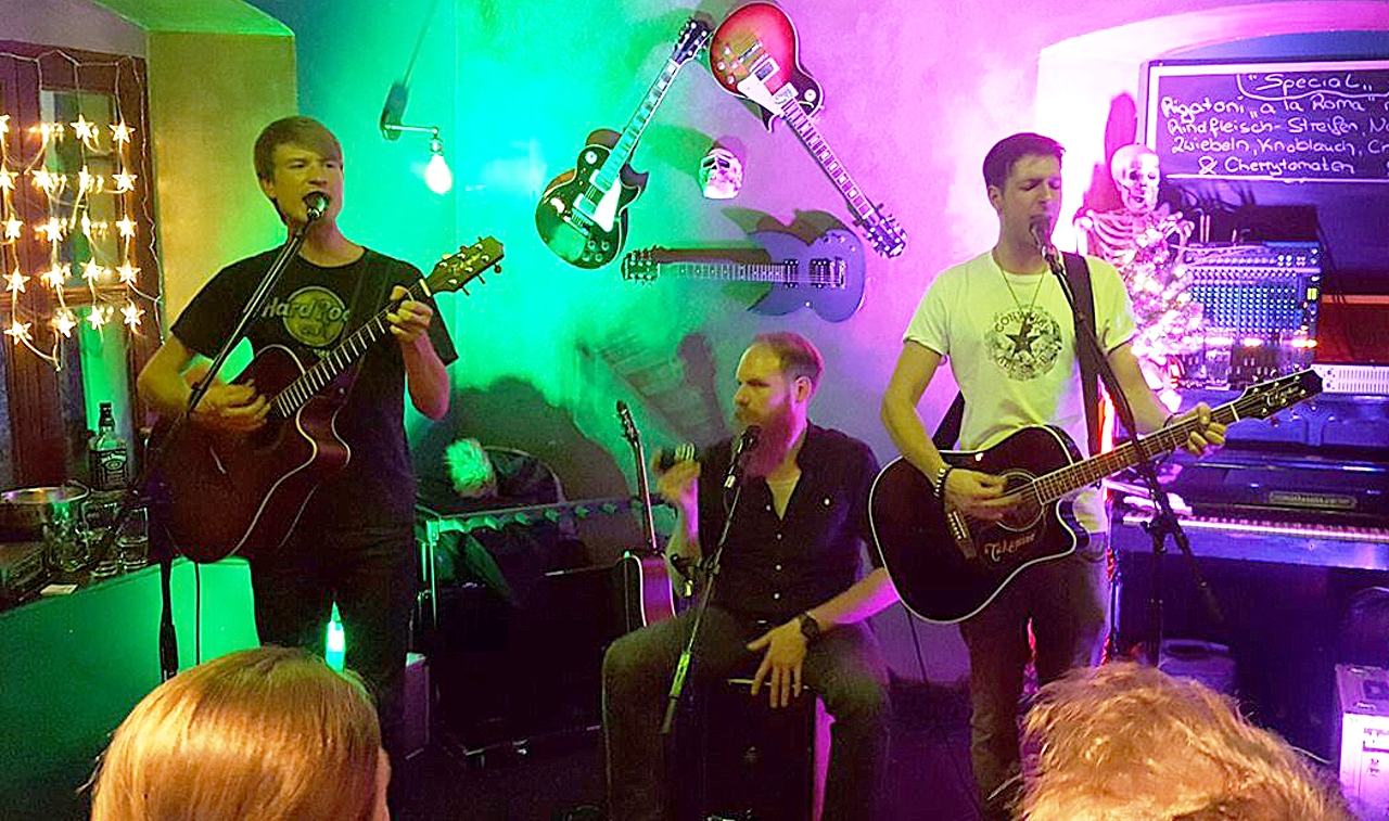 Viereinhalb Stunden Bühnenpower: „Acoustic Gravity“ hat Publikum voll im Griff