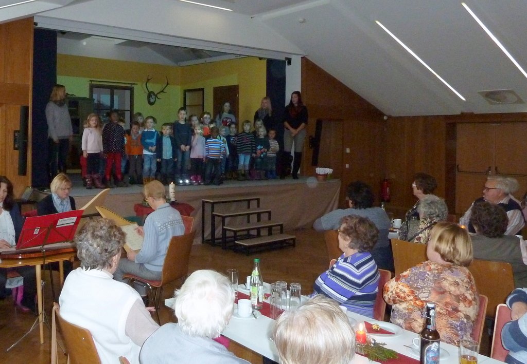 Kinderhaus Kinder bei der Adventfeier der Senioren im Steinstadl