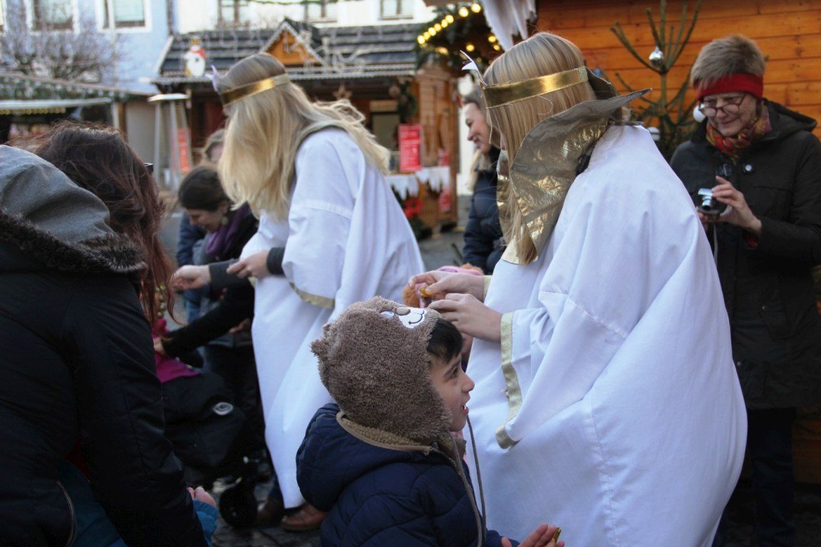 Nikolaus und Engel begeistern Kinder des HPZ