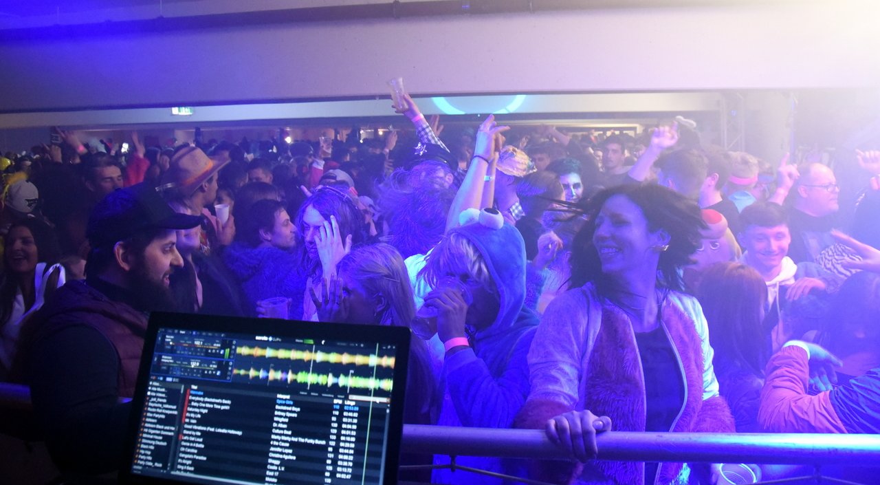 After-Zug-Party: Abtauchen und losfeiern