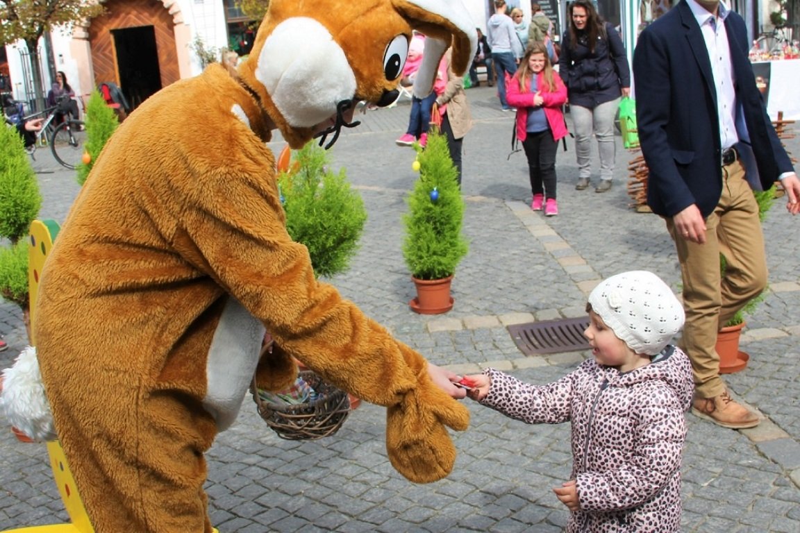 Strahlende Kinderaugen: „Fit in den Frühling“ in bunter Osterlandschaft