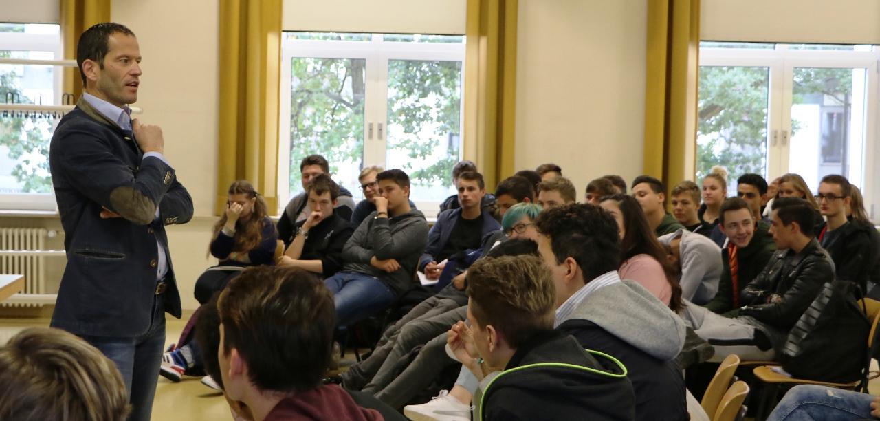 Albert Rupprecht im Kreuzverhör: Wirtschaftschüler stellen Fragen