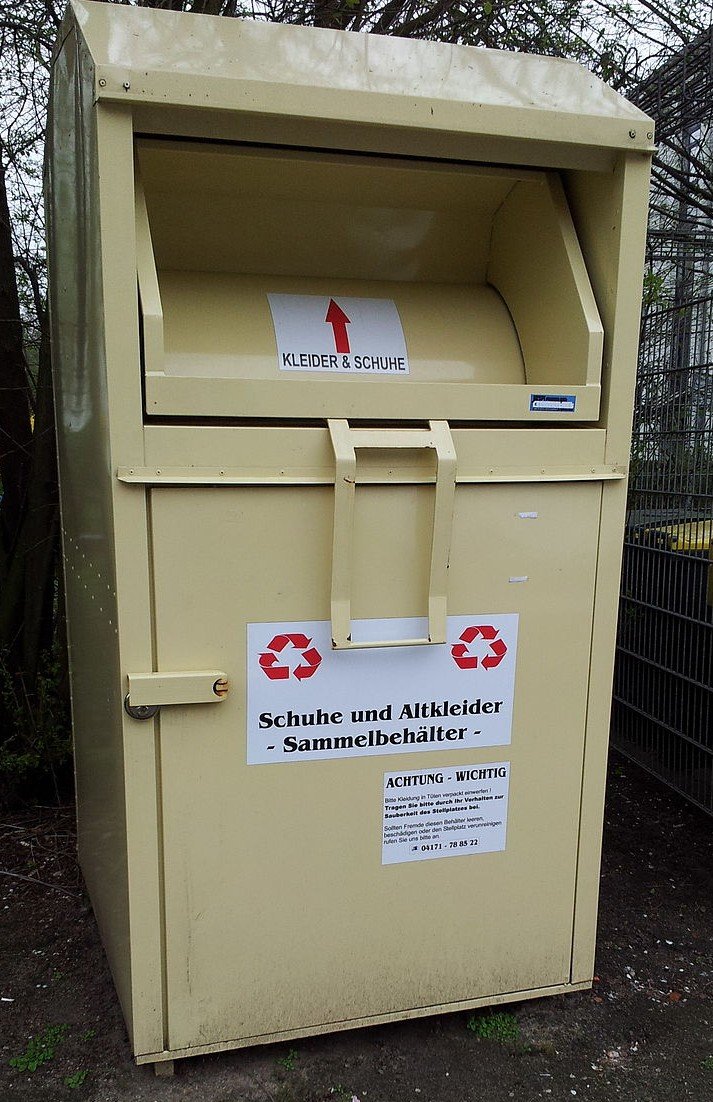 Böller im Altkleidercontainer