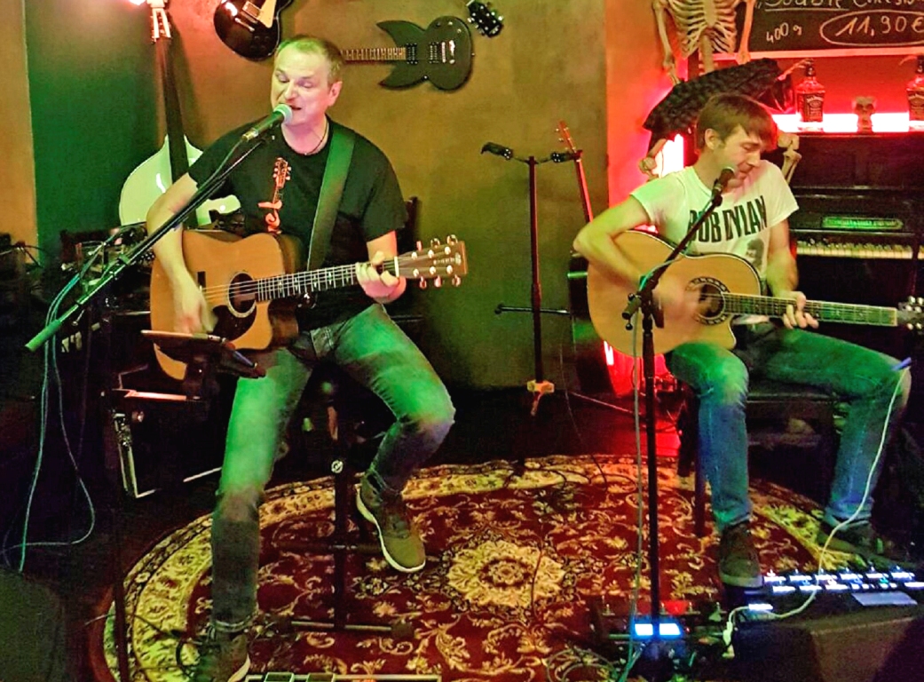 Musikalische Reise von Österreich bis USA: „Alu & Andreas“ begeistern unplugged und mitsingbar