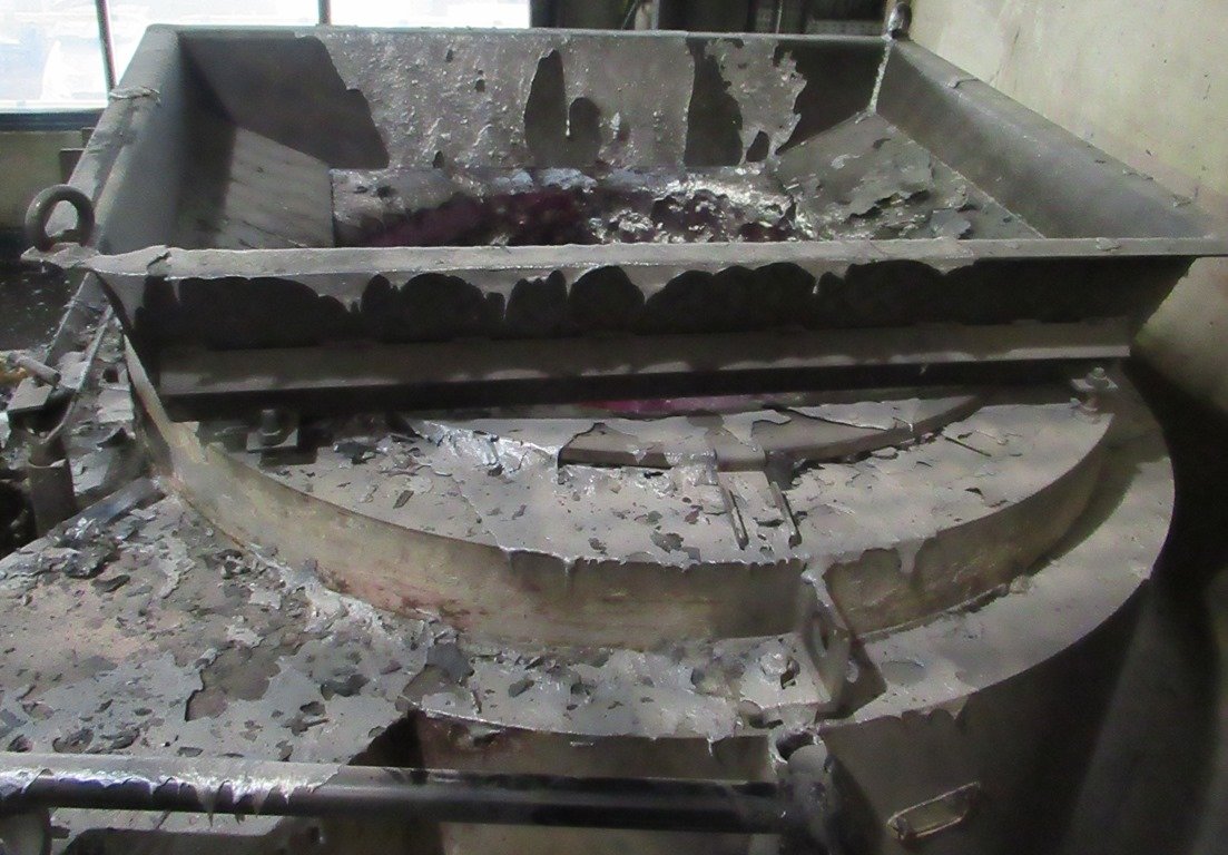 Flüssiges Aluminium verletzt Arbeiter (46)