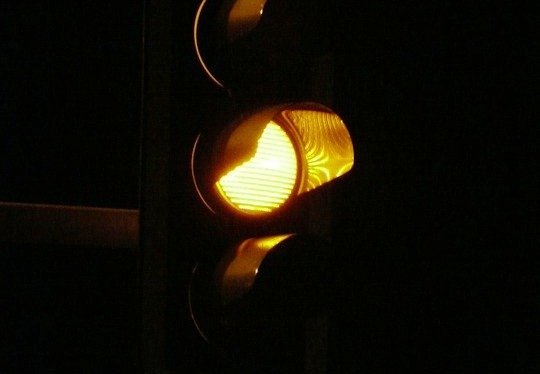Bei ausgeschalteter Ampel über die Kreuzung: 20.500 Euro bei Unfall