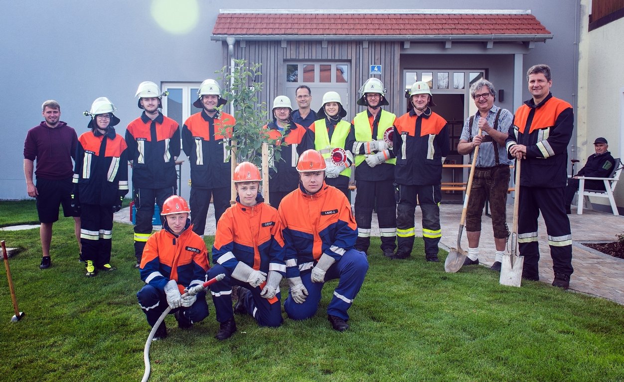 Ein Apfelbaum für das neue Feuerwehrhaus