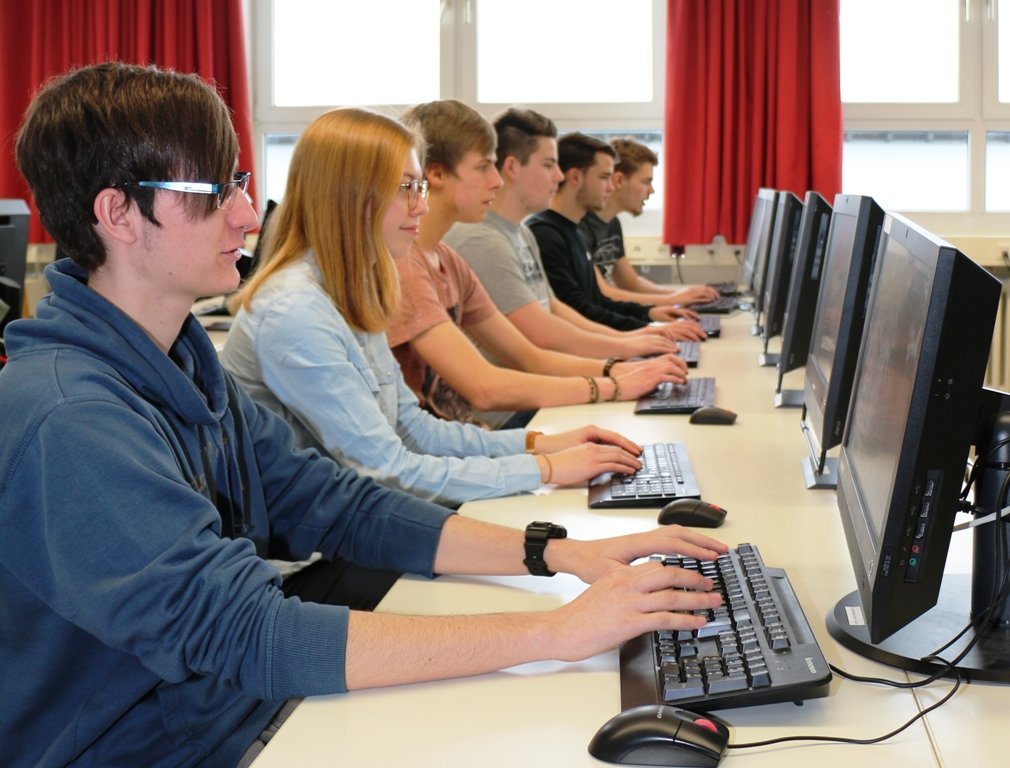 Informatiker packen’s an: Schüler entwickeln App für Gymnasium Eschenbach