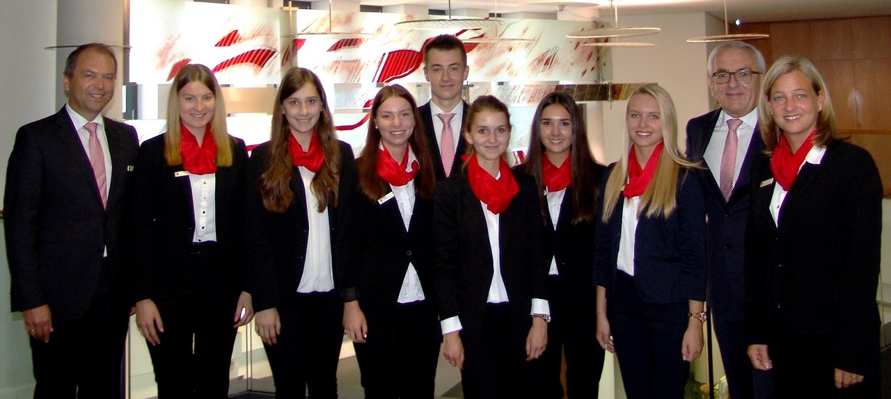 Sieben Azubis beginnen Ausbildung bei Sparkasse Oberpfalz Nord