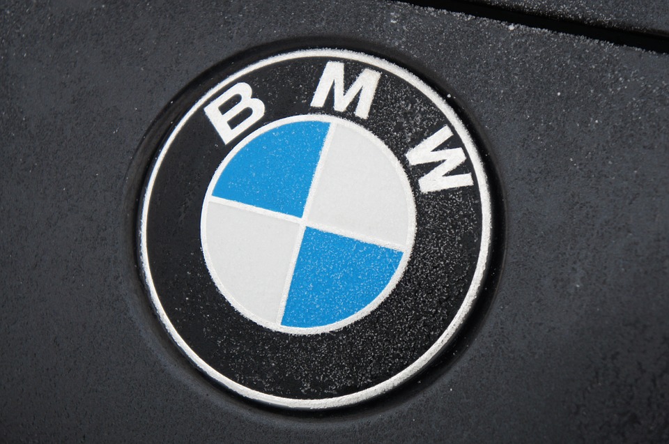 Zwei BMWs aus Carport gestohlen
