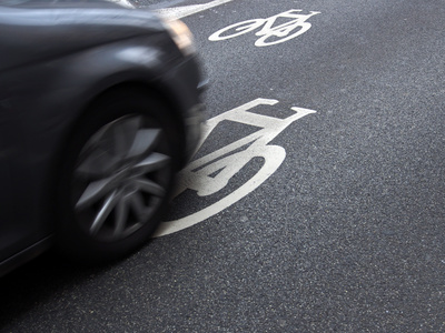 Unfall auf Höhe Aktionmarkt: Radfahrerin verletzt