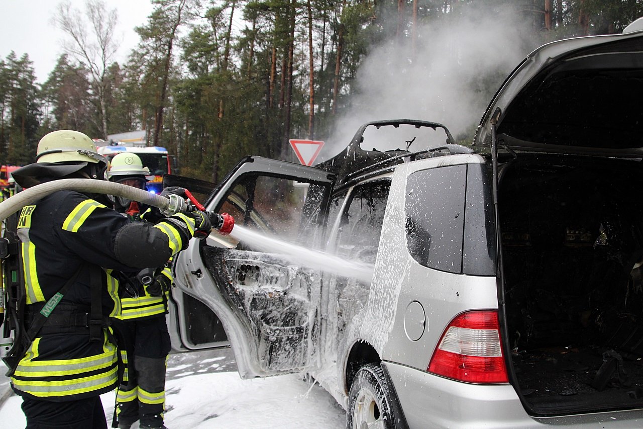 Flammen aus Motorraum – Auto brennt komplett aus