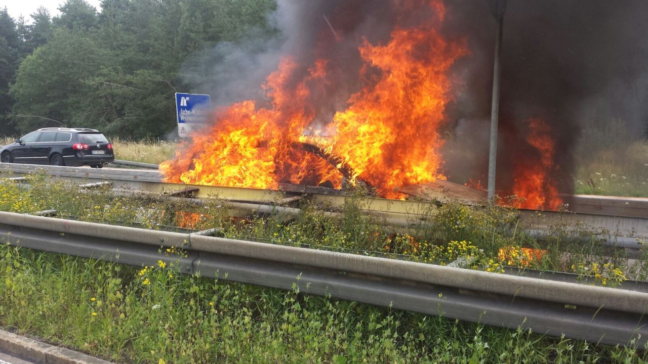 Auto auf A93 geht in Flammen auf