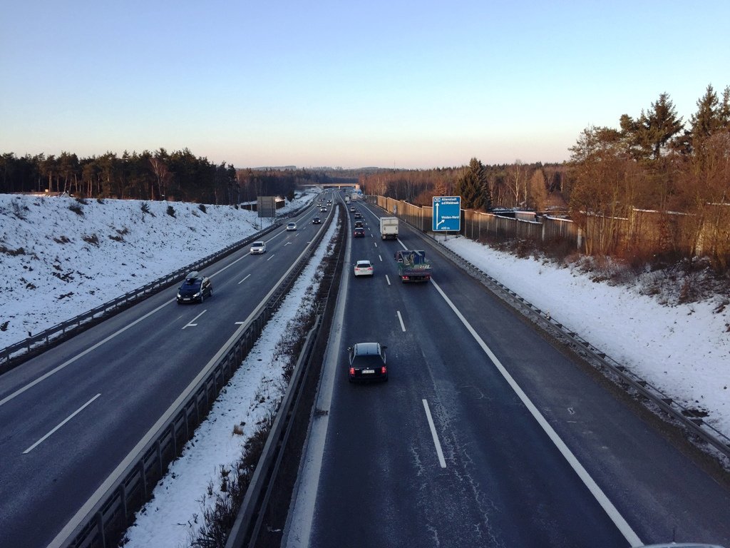 3,5-Tonnen-Anhänger macht sich auf A93 selbstständig