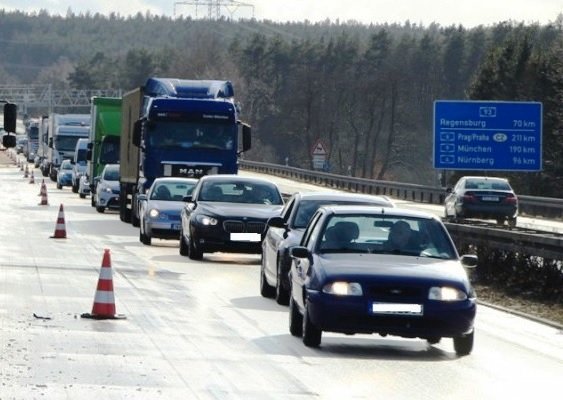 Unfall auf A93 wegen Aquaplaning: Zwei Schwerverletzte