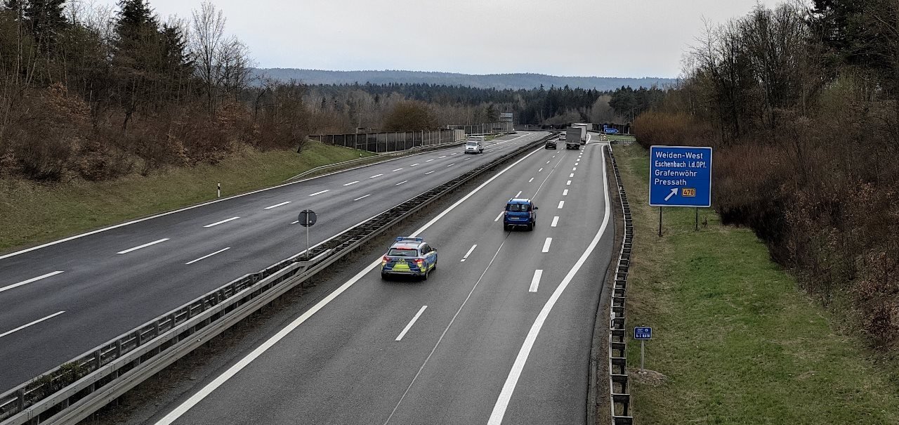 Lkw verliert Plastikplanen auf A93: Zwei Autos beschädigt