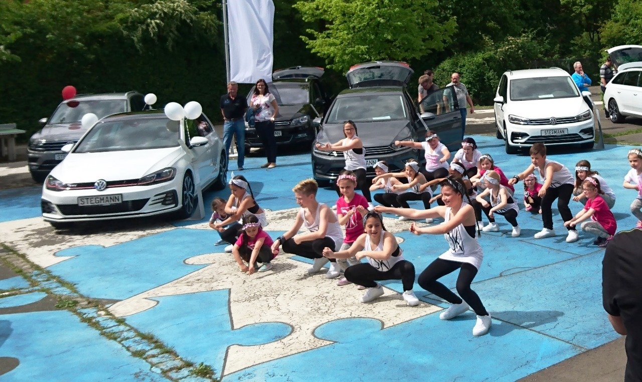 Schicke Autos und flotte Tänze: Automeile in Weiden