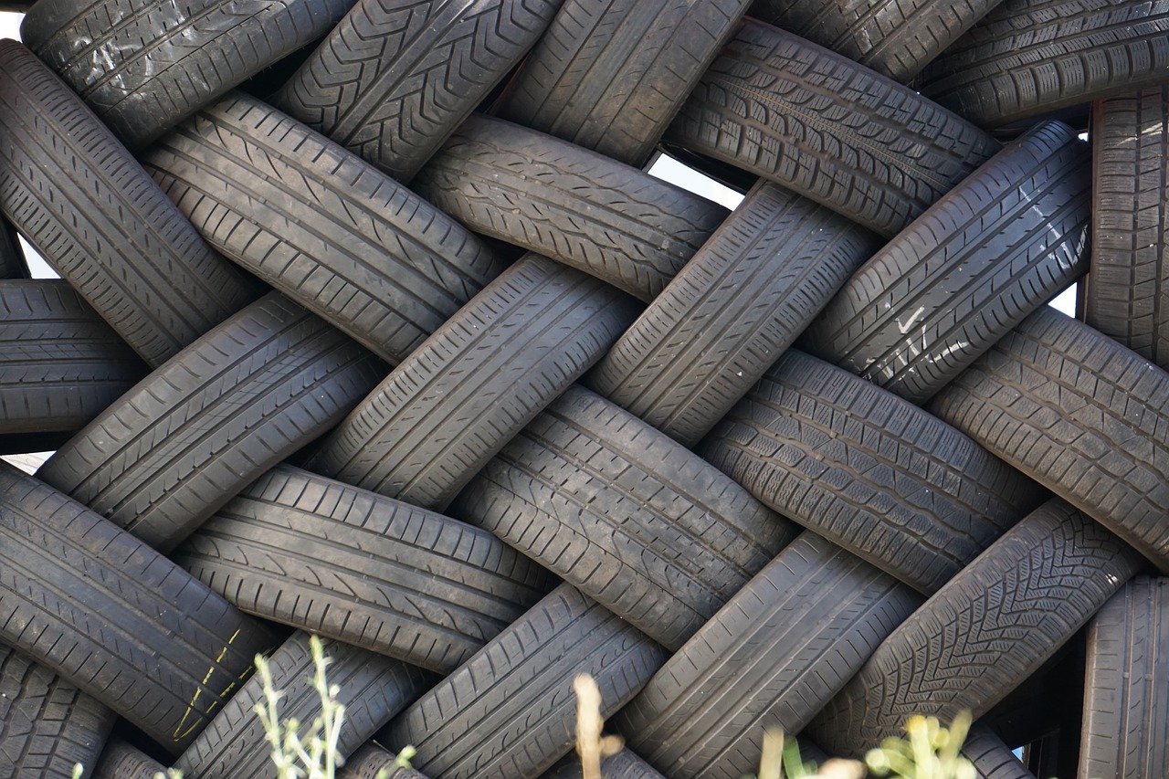 Autoreifen im Wald entsorgt