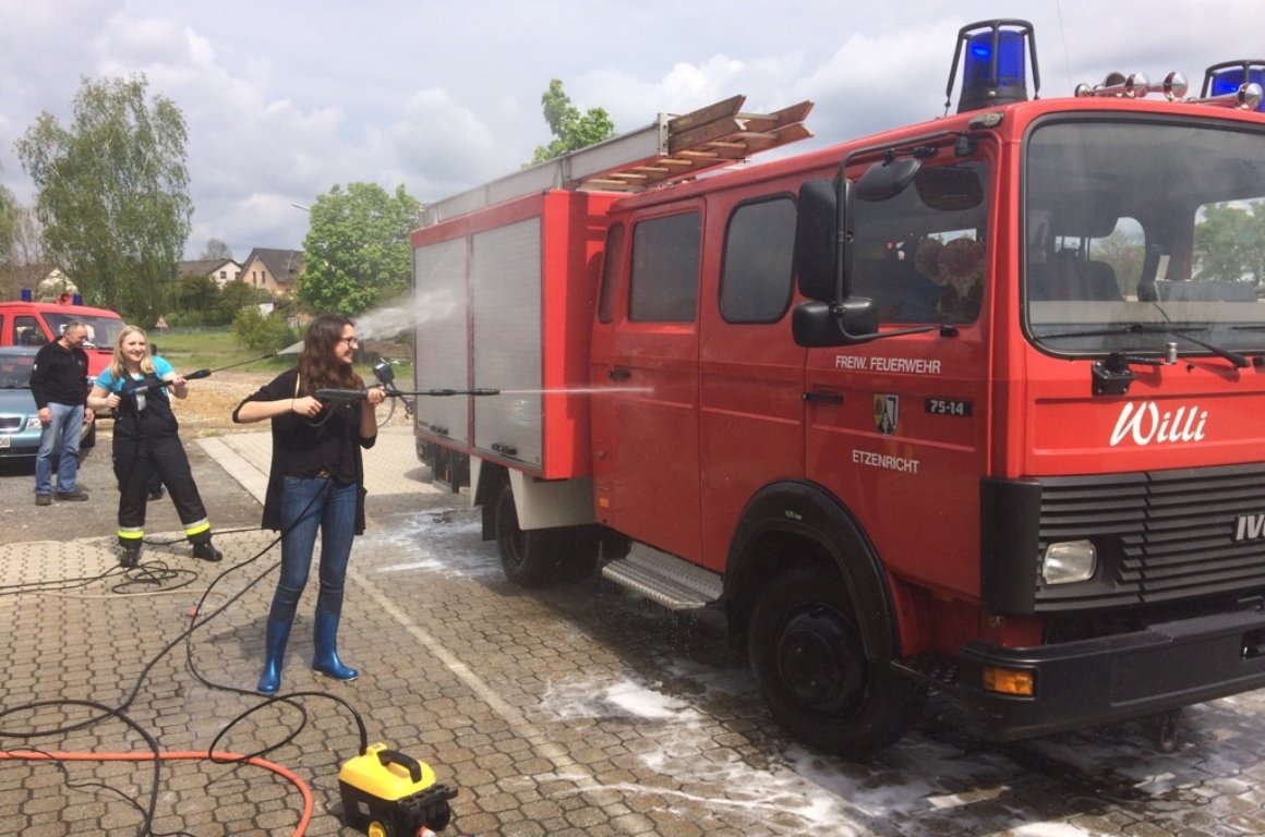 Mit vollem Einsatz und Festdamen-Charme: Über 80 Autos auf Hochglanz poliert