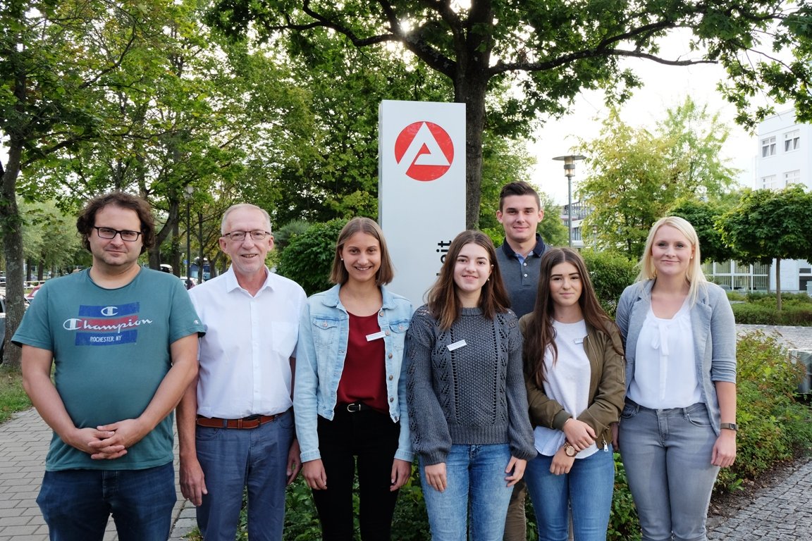 Vier Nachwuchskräfte starten ins Berufsleben bei der Arbeitsagentur