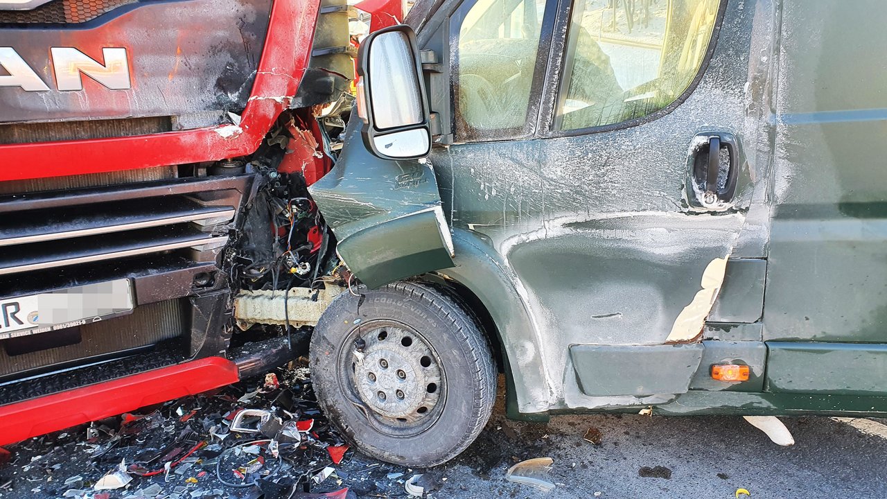 Von Sonne geblendet: Schwerer Unfall auf B22