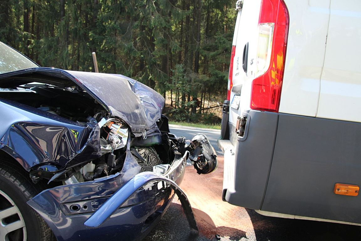 Auffahrunfall B470: Viel Schaden, Stau und vier Verletzte