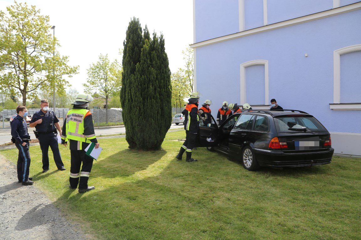 BMW fährt mit voller Wucht gegen Hausmauer