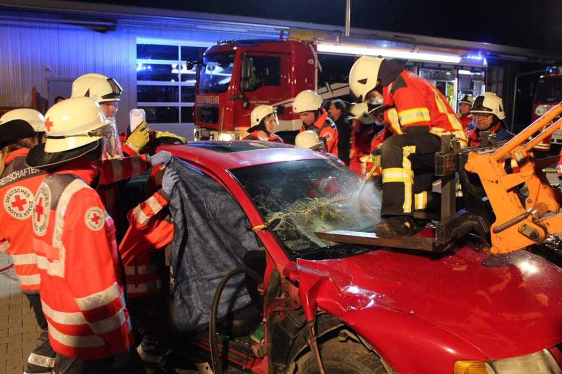 Großer Schaden und Verletzte bei Unfall auf B470