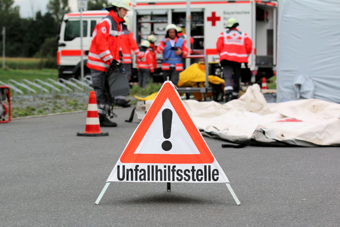 Von Auto erfasst: Motorradfahrer bricht sich Becken