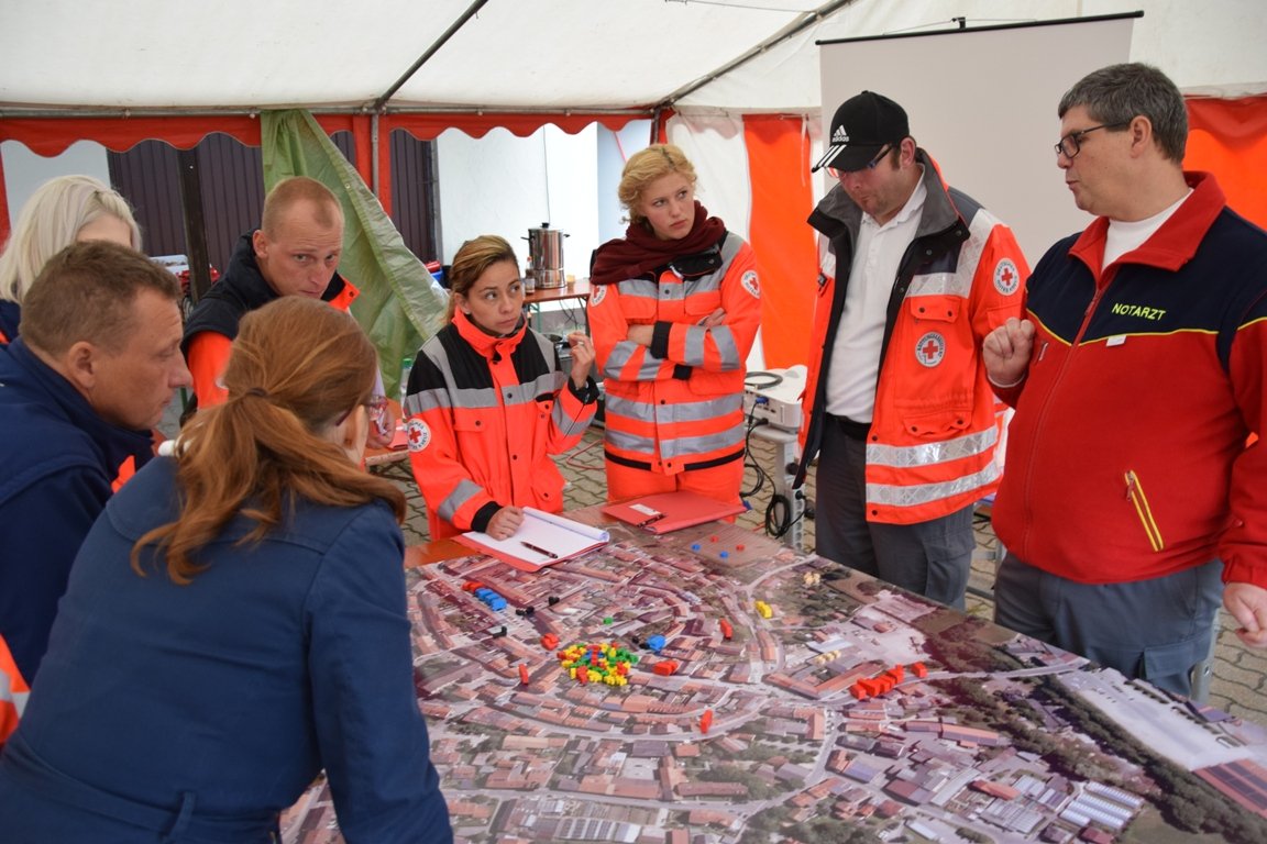 „Grenzenlos helfen“: BRK Rettungsteams stärken deutsch-tschechische Zusammenarbeit