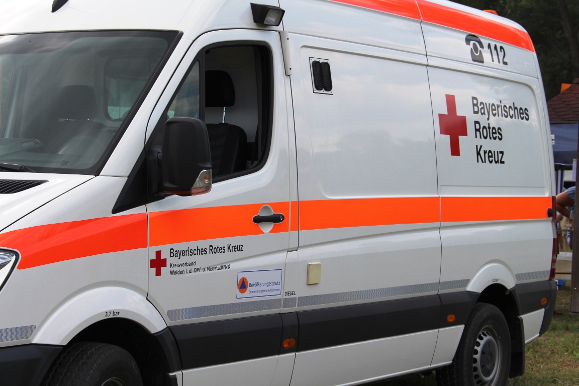 Autofahrer übersieht Rettungswagen trotz Blaulicht und Martinshorn
