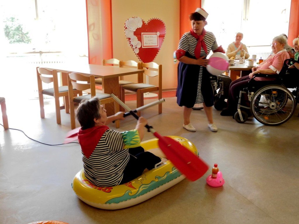 Gummiboot amüsiert Heimbewohner