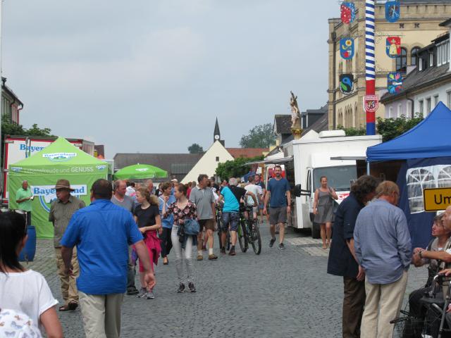 Viel Trubel auf Bauernmarkt Kemnath