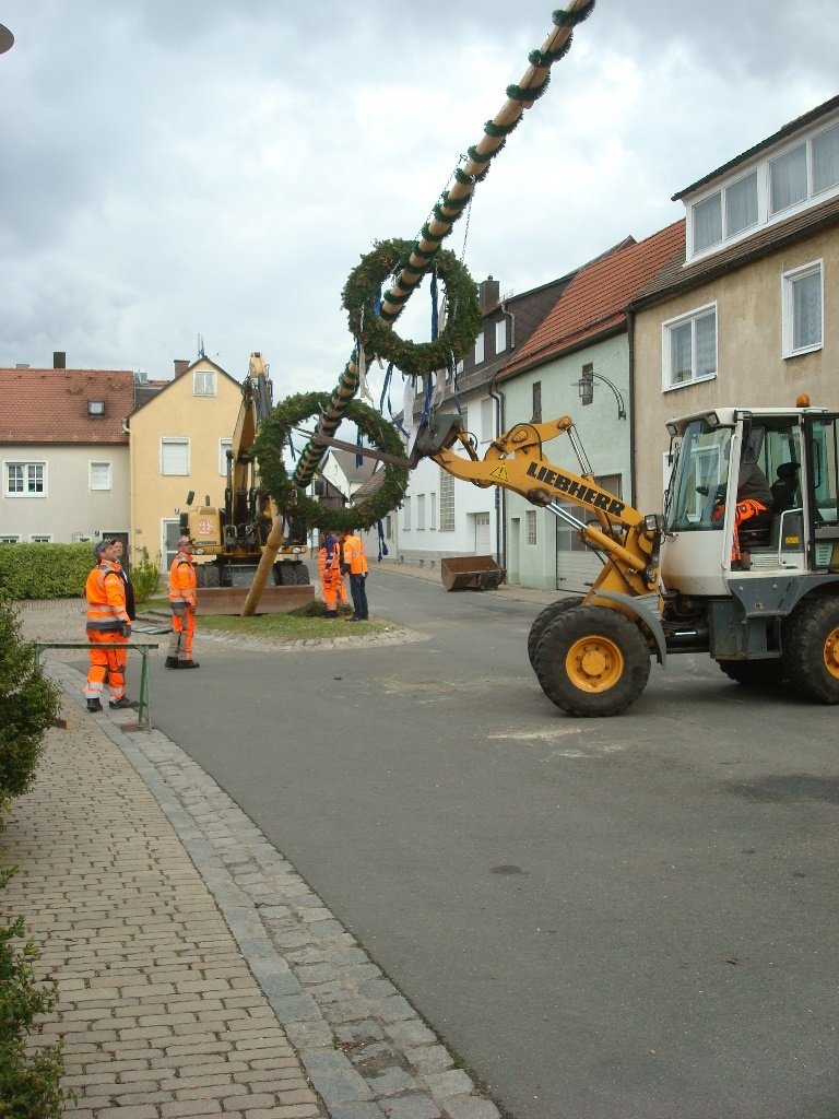 Bauhof rettet Maibaum-Tradition in Mitterteich